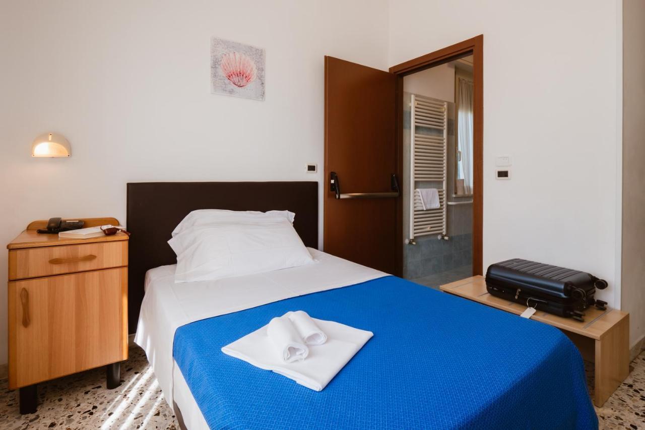 Hotel Villa Del Mare เซนีกัลเลีย ภายนอก รูปภาพ